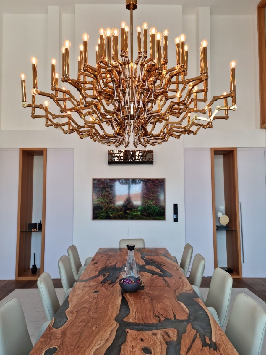 Stůl v kanceláři Luxent ze sicilské olivy a epoxidu