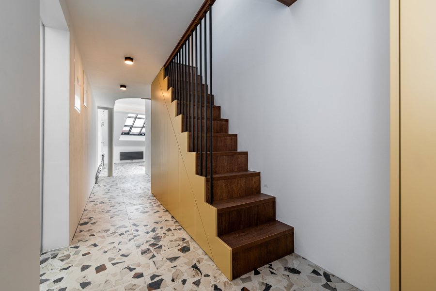 Lofty Anděl Praha 5 - designové schody s úložním prostorem