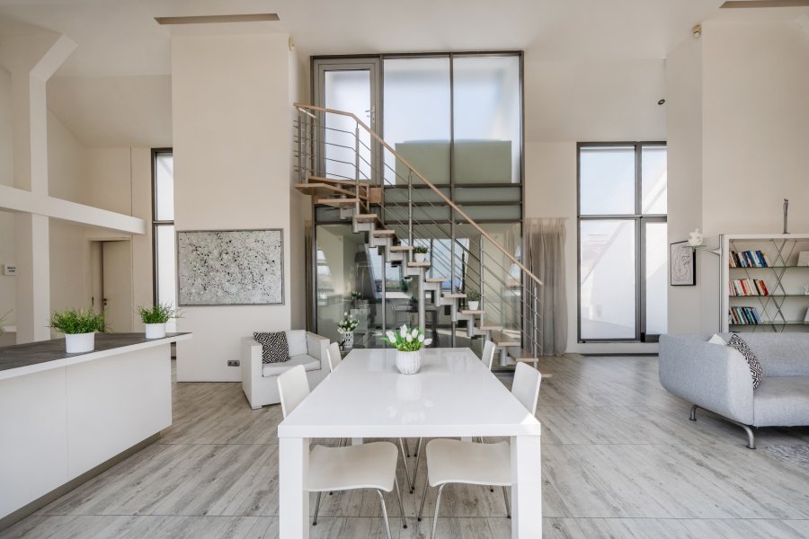 schody v luxusním bytě na Malé Straně v Praze