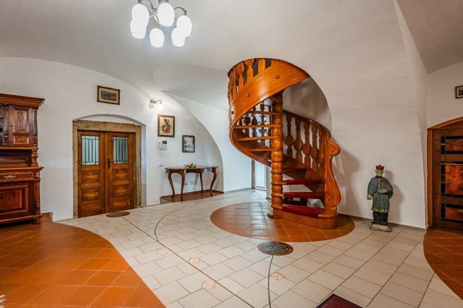 Prodej zrekonstruovaného zámku Třebotov u Prahy