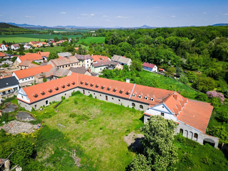 zámecký areál Vršovice na prodej