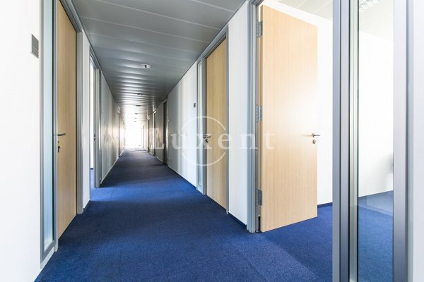 pruchozi chodba mezi kancelaremi