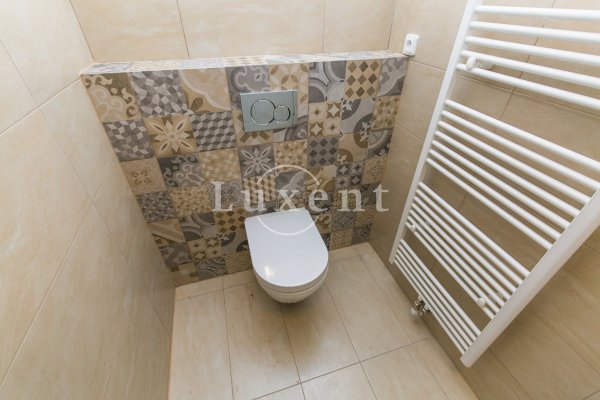 patchwork kachličky a toaleta