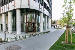 hlavní vstup do komerční budovy