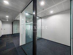 prosklené kancelářské buňky