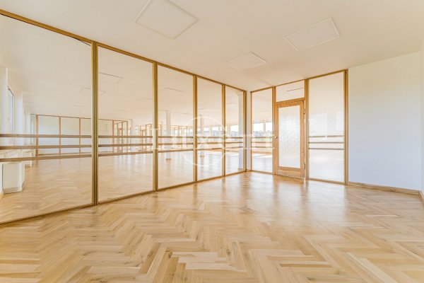 prosklená místnost