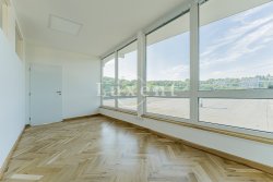 výhled z malé kanceláře