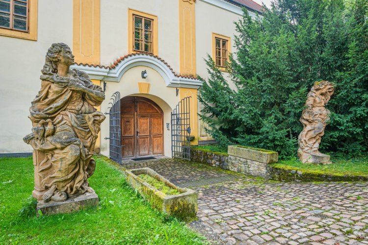 Sale of renovated chateau Třebotov u Prahy, 2 500 sqm