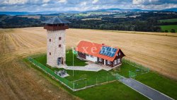 rozhledna s roubenkou