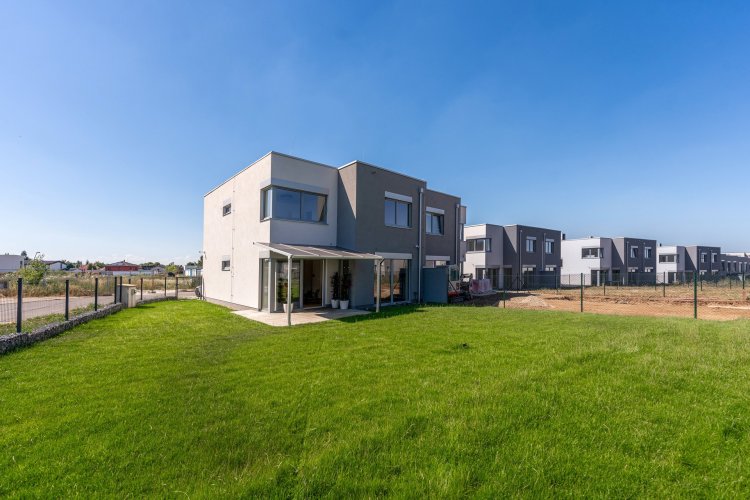 Prodej rodinného domu, 4+kk, 173 m2, s terasou, na poz. 422 m², Chýně, Praha-západ