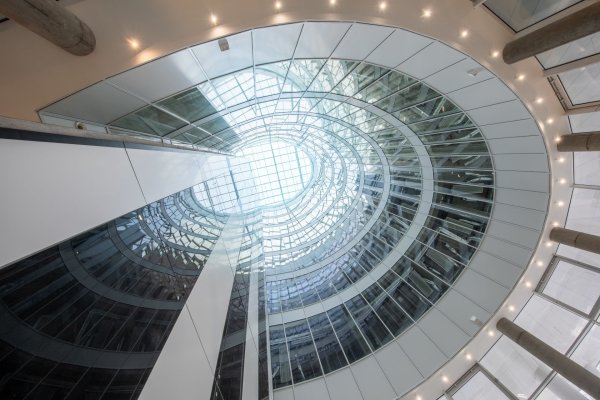 pohled na prosklenou strechu