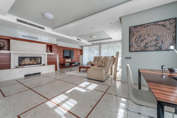 obývací pokoj s krbem