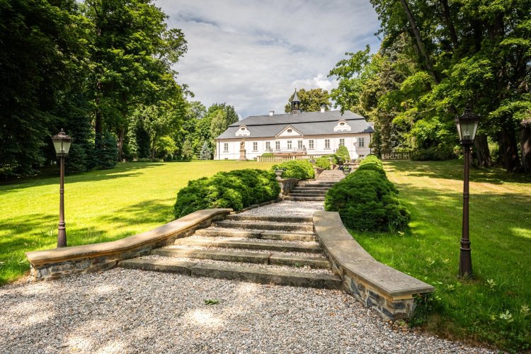 Sale of an exceptional chateau in the picturesque countryside of the Central Bohemian Region, 35 kilometres from Prague
