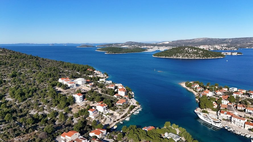 Prodej stavebního pozemku v první řadě u moře, 988 m², Rogoznica, Chorvatsko