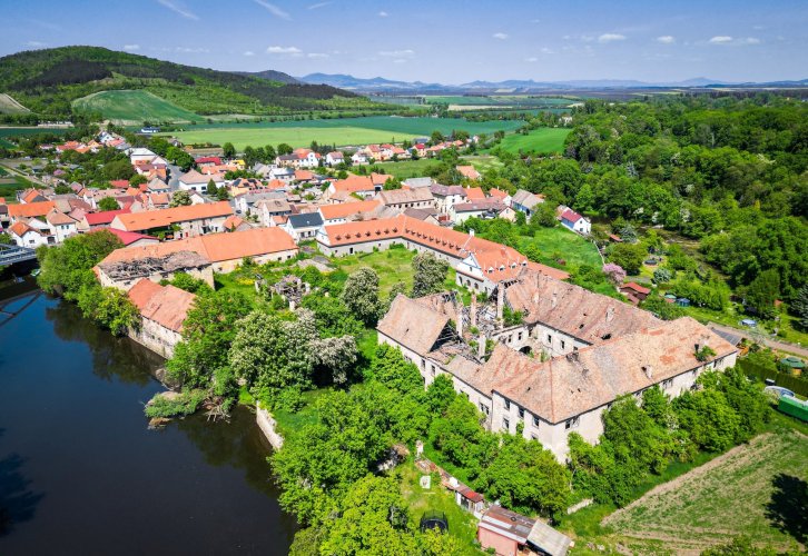 Sale of the Vršovice castle complex – 1.6 ha, Investment opportunity for business in the Louny District