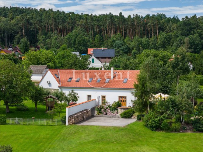 Prodej vícegeneračního rodinného domu 8+1, na pozemku 2.913 m², Kvítkovice, České Budějovice