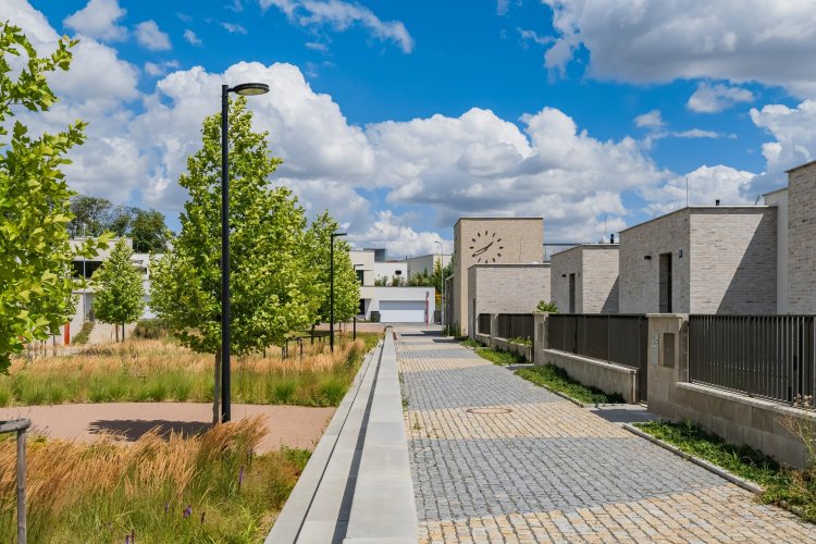 Prodej novostavby řadového domu 116,8 m² s předzahrádkou a atriem, Praha 6 - Lysolaje