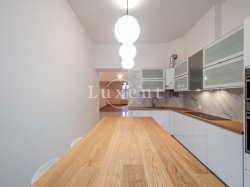 dřevěný jídelné stůl