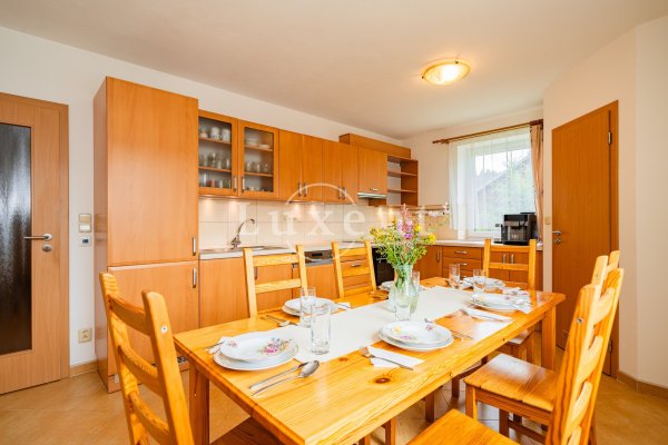 kuchyně s jídelním stolem 