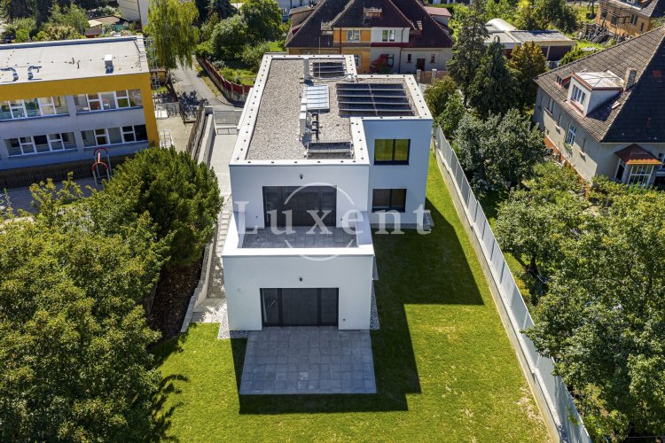 Sale of a luxury villa 6+kt/T/GS, 672 sqm on a plot of 972 sqm, Prague 5 - Homolka