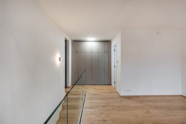 vmontována skříň 