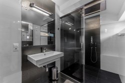 koupelna se sprchovým koutem