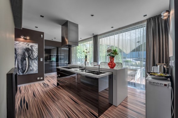 kuchyně se vstupem na terasu