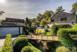 lávka spojující garáž se vstupem do domu