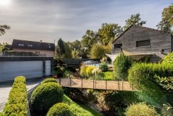 lávka spojující garáž se vstupem do domu