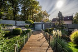 most přes potok, vstup do domu