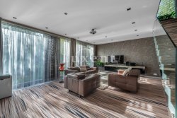 obývací pokoj s francouzskými okny