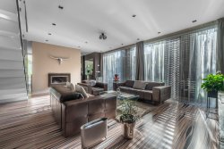 obývací pokoj se vstupem na terasu