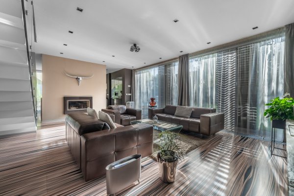 obývací pokoj se vstupem na terasu