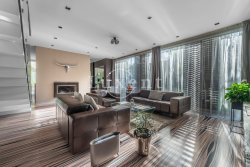 obývací pokoj se vstupem na terasu