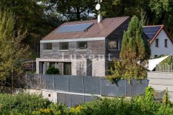 pohled na dům z ulice