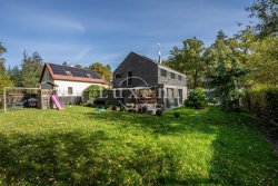 zahrada s  dětským hřištěm