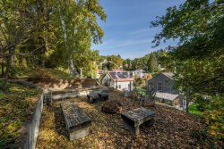 zahrada s ohništěm a posezením