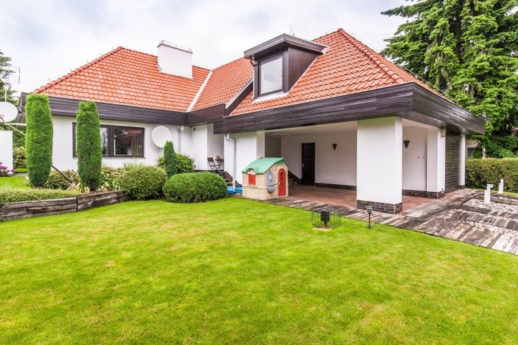 Rent of a spacious family house 7+1, 417 sqm, on a plot of 1180 sqm, Prague - Kunratice