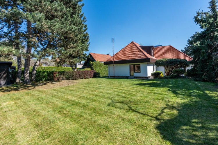 Rent of a spacious family house 7+1, 417 sqm, on a plot of 1180 sqm, Prague - Kunratice