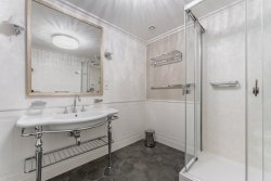 koupelna se sprchovým koutem