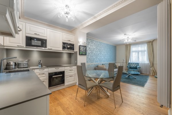 kuchyň s jídelním stolem