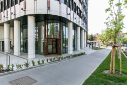 hlavni vstup do komercni budovy