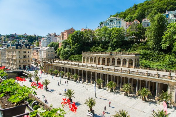 výhled z bytu na promenádu