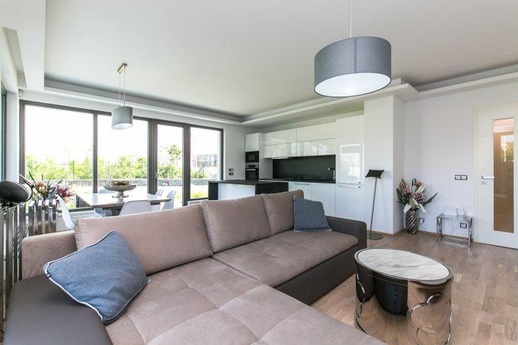 Pronájem bytu 3+kk/T/GS s bazénem a zahradou, 156 m², v rezidenci Sky Barrandov, Praha 5 - Hlubočepy